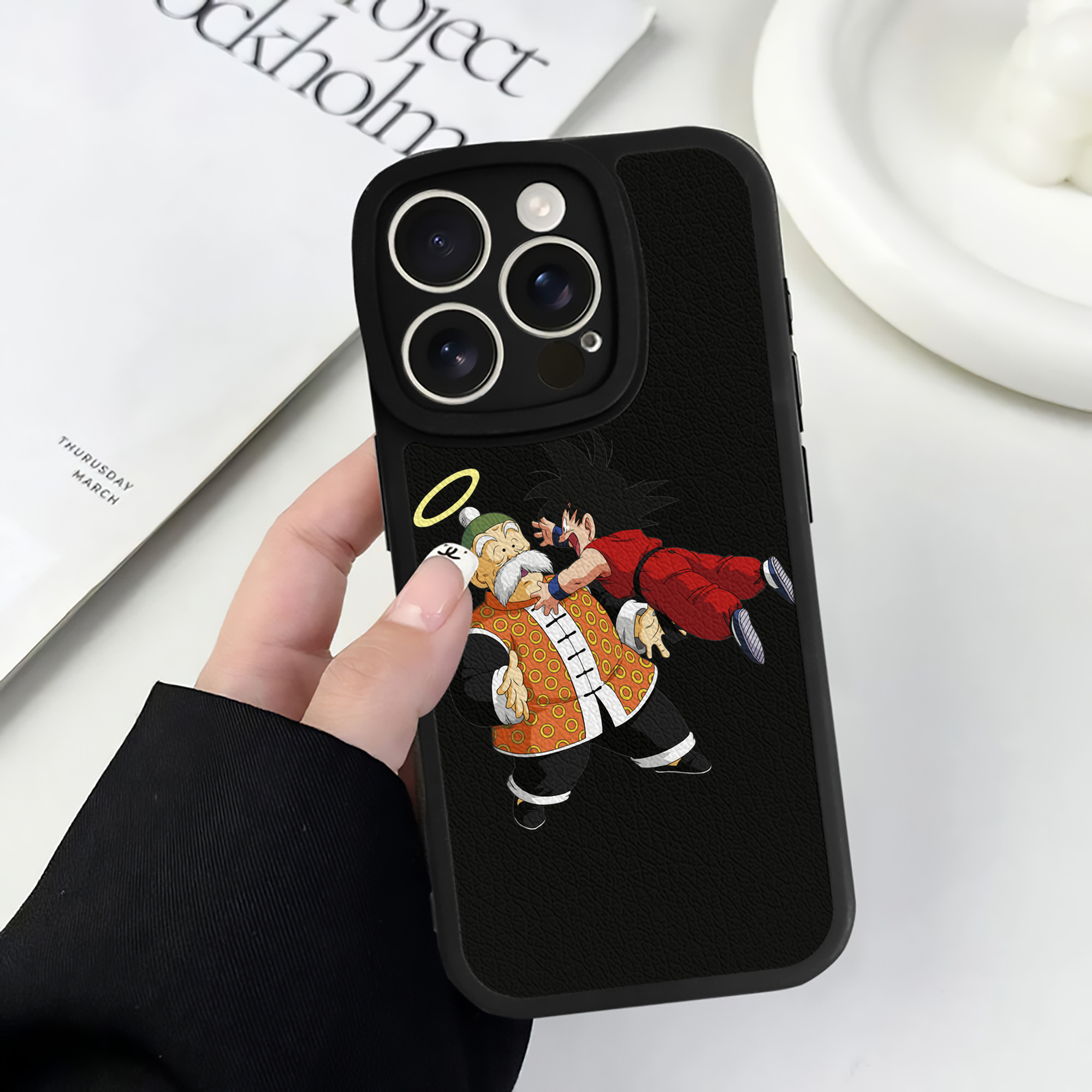 （画像用） ドラゴンボール 孫悟空（そん ごくう）Son Goku カカロット DRAGON BALL Kakarotto 【iPhone 16シリーズ対応】シリコンスマホケース（レザー調） 材質：シリコン